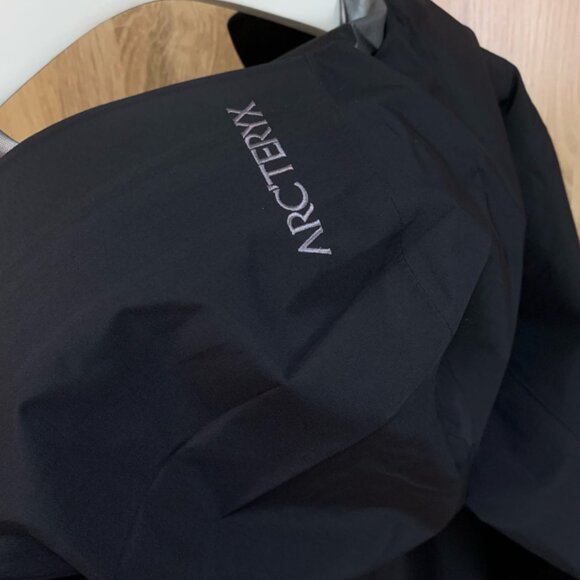 Arc’teryx Beta Series Beta LT Hooded Hardshell Jacket - Picture 6 of 10